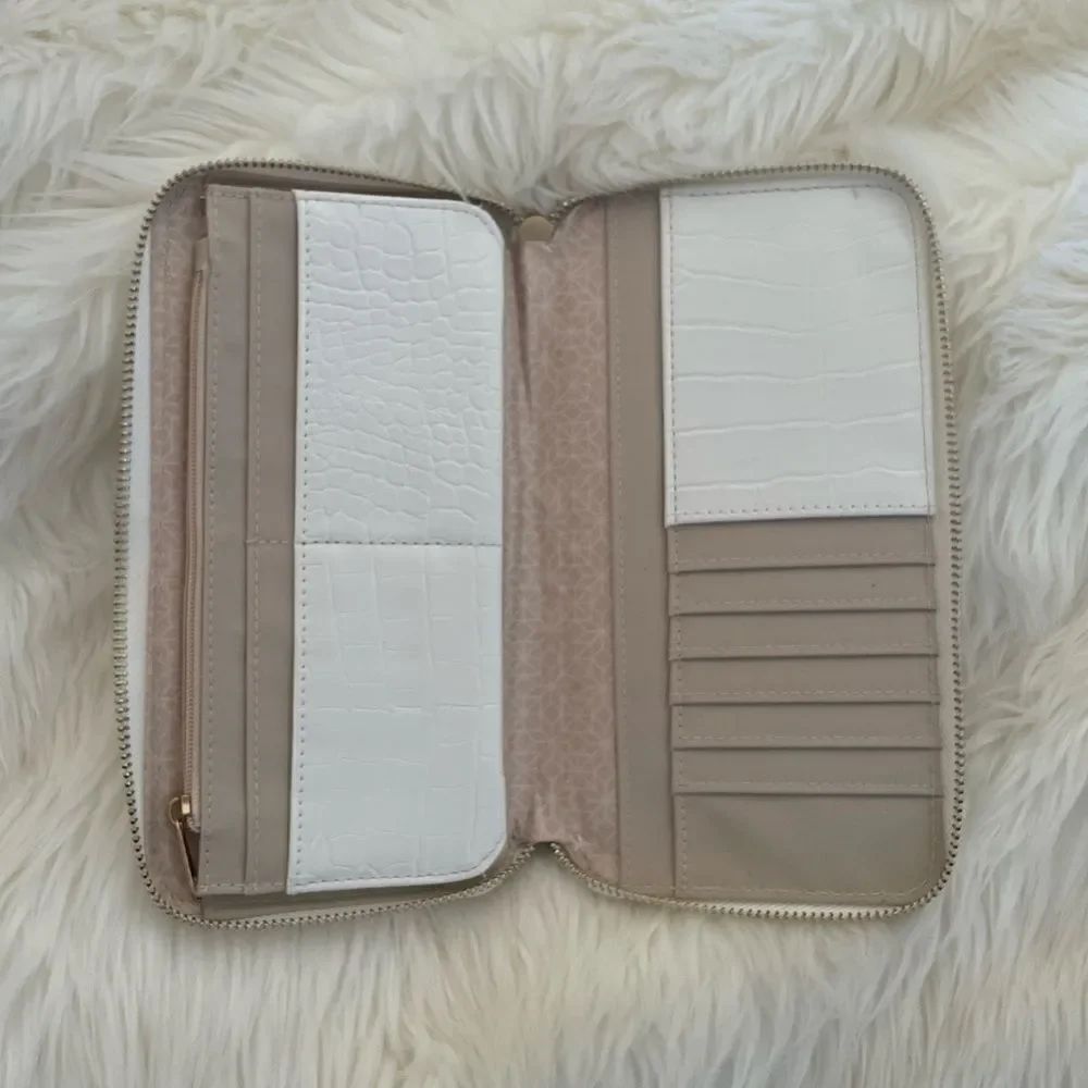White  wallet - Picture 3 of 4